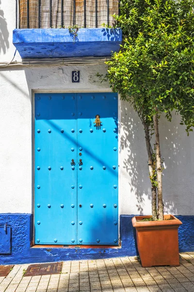 Estilo morisco de la puerta azul en Marbella — Foto de Stock