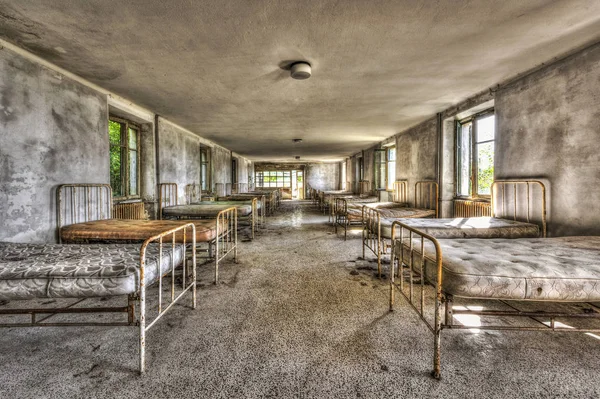 Zdezelowanym dormitorium w szpitalu dzieci opuszczonych Zdjęcia Stockowe bez tantiem