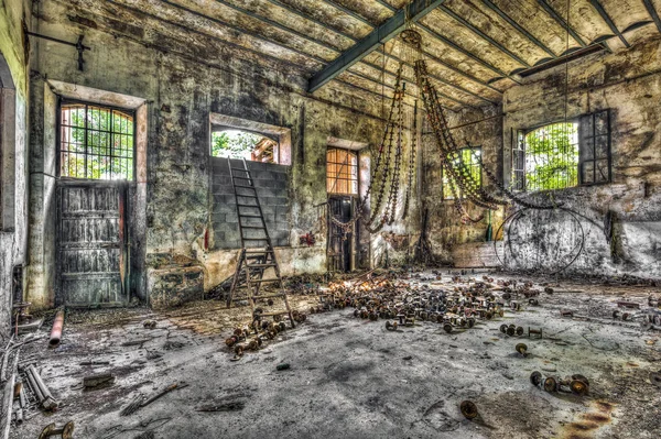 Salão vazio em uma fábrica de tricô abandonada — Fotografia de Stock
