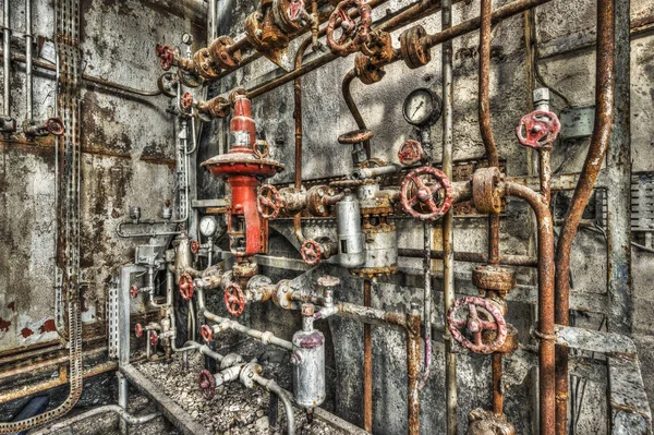 在一个废弃的工厂废弃工业锅炉室 — 图库照片