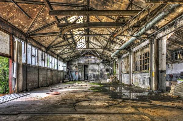 Разрушенный склад на заброшенном заводе — стоковое фото