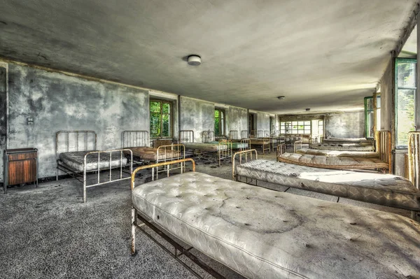 Разрушенное общежитие в заброшенной детской больнице — стоковое фото
