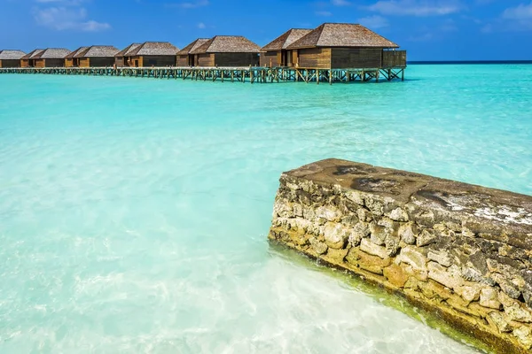 Moradias de água de luxo na ilha das Maldivas tropicais — Fotografia de Stock