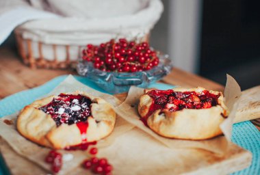 Hamur hamur işleri. Meyveler ve meyve ile bisküvi.