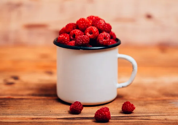 Caneca com framboesas frescas . — Fotografia de Stock