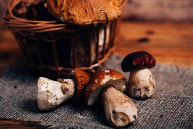 Ahşap bir gemide bir sepet çörek mantarı