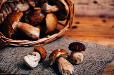 Ahşap bir gemide bir sepet çörek mantarı