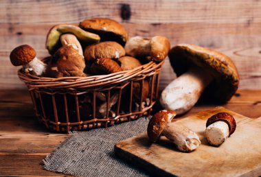 Ahşap bir gemide bir sepet çörek mantarı