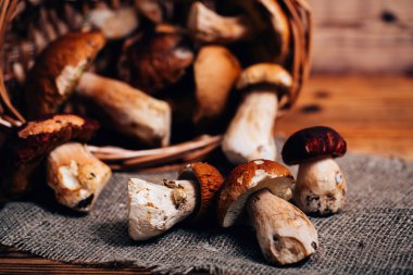 Ahşap bir gemide bir sepet çörek mantarı