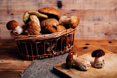 Ahşap bir gemide bir sepet çörek mantarı