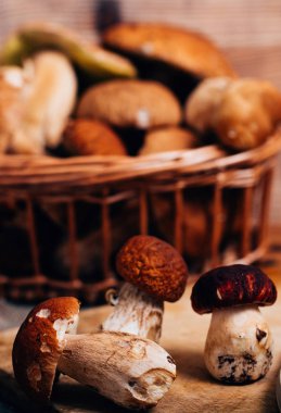 Ahşap bir gemide bir sepet çörek mantarı