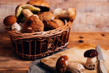 Ahşap bir gemide bir sepet çörek mantarı