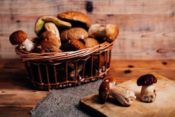 Ahşap bir gemide bir sepet çörek mantarı