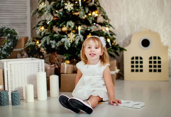 Child with gift on background of the Christmas tree — Stock Photo, Image