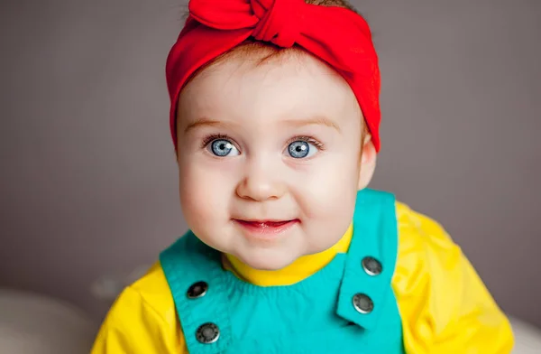 Сладкое детское лицо улыбается — стоковое фото