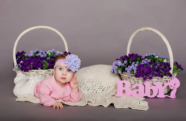 Baby flicka i BLOMSTERKORG — Stockfoto