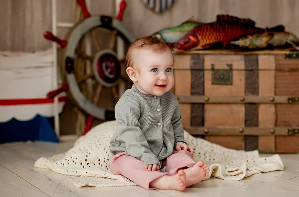 Pequeno bebê sorridente em um barco — Fotografia de Stock