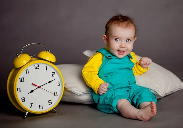 Büyük mavi çalar saat tutan erkek bebek Telifsiz Stok Imajlar