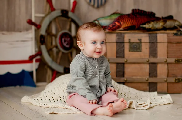 Kleines lächelndes Baby im Boot Stockfoto