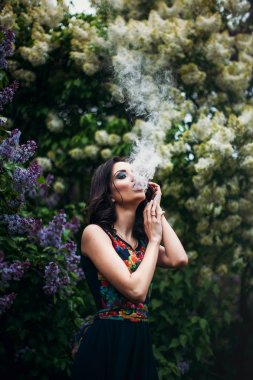 kadın bir nargile sigara içiyor.