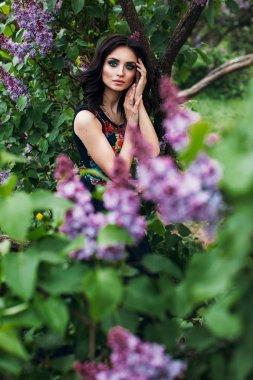 Bir çiçekli Lila genç kız güzel.