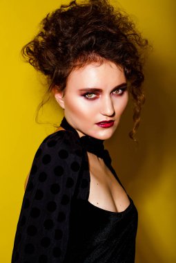 Uzun dalgalı saç şekillendirme ve makyaj ile çekici esmer kız modeli.