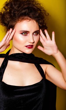 Uzun dalgalı saç şekillendirme ve makyaj ile çekici esmer kız modeli.