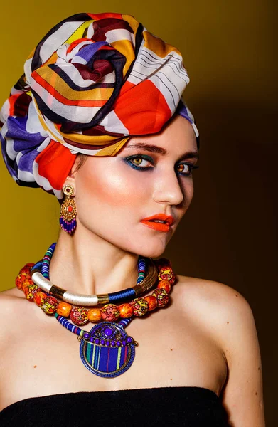 Mulher bonita em estilo oriental em turbante — Fotografia de Stock