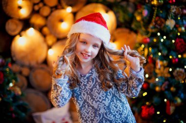 sevimli küçük yürümeye başlayan çocuk, kız-Noel Baba şapkası