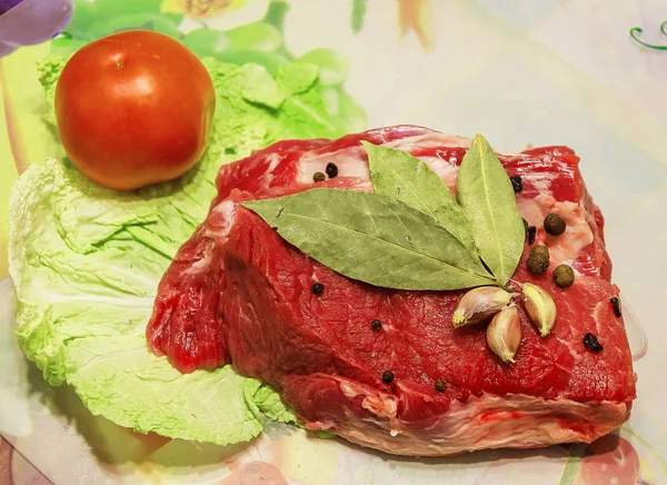 Kesme tahtası ve sebzeler çiğ domuz pirzolası — Stok fotoğraf