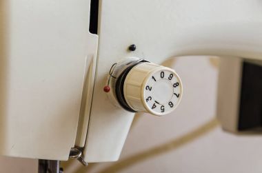 Bir dikiş makinesi, eski bir dikiş makinesi bir closeup.