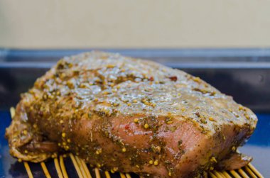 Domuz bir fırın tepsisine bir parça.