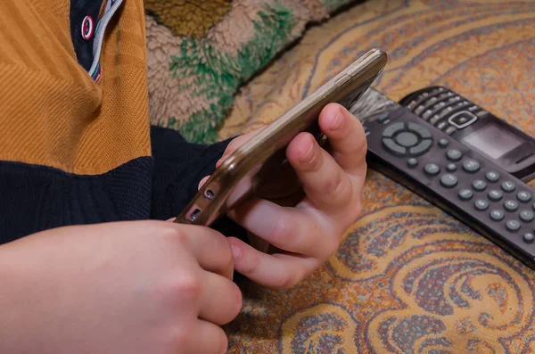 Fechar de um homem usando telefone inteligente móvel — Fotografia de Stock