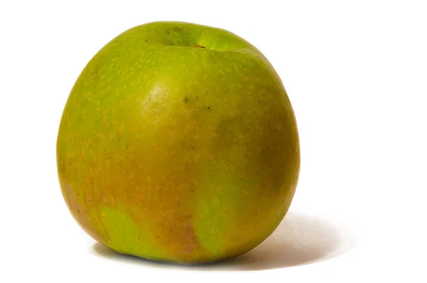 Manzana verde madura aislada sobre fondo blanco . — Foto de Stock