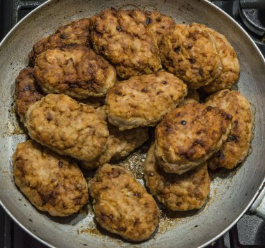 Sulu iştah açıcı pirzola dan havuç yağı bir tavada kızarmış