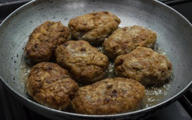 Sulu iştah açıcı pirzola dan havuç yağı bir tavada kızarmış
