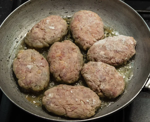 Sulu iştah açıcı pirzola dan havuç yağı bir tavada kızarmış