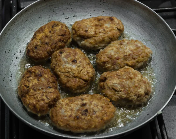 As costeletas apetitosas suculentas de cenouras fritam-se no óleo em uma panela de ato de fritar — Fotografia de Stock