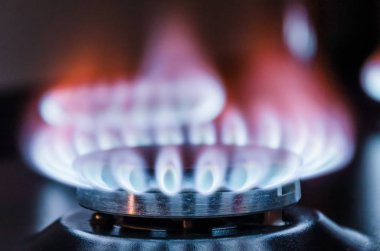 Gaz brülörlü yakma. Mavi alev alev kırmızı ile.