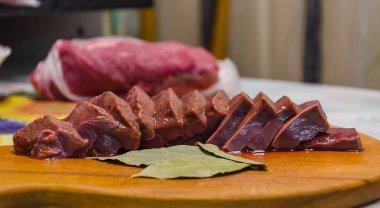 beyaz zemin üzerine taze ve çiğ karaciğer