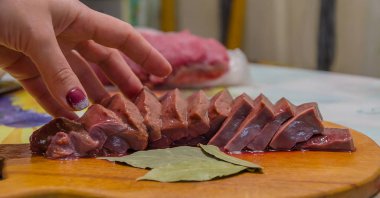 beyaz zemin üzerine taze ve çiğ karaciğer