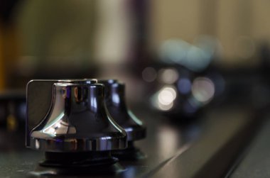 Paslanmaz çelik gaz hob üzerinde beyaz izole