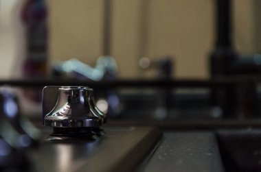 Paslanmaz çelik gaz hob üzerinde beyaz izole