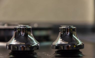 Paslanmaz çelik gaz hob üzerinde beyaz izole