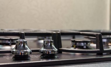 Paslanmaz çelik gaz hob üzerinde beyaz izole