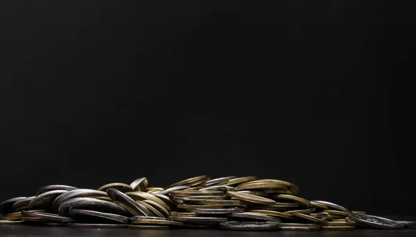 Euro para çıktı. Euro para. Euro para birimi. Paralar birbirlerine farklı pozisyonlarda yığılmış. Para kavramı.