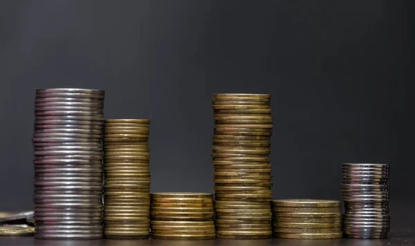 Euro para çıktı. Euro para. Euro para birimi. Paralar birbirlerine farklı pozisyonlarda yığılmış. Para kavramı.