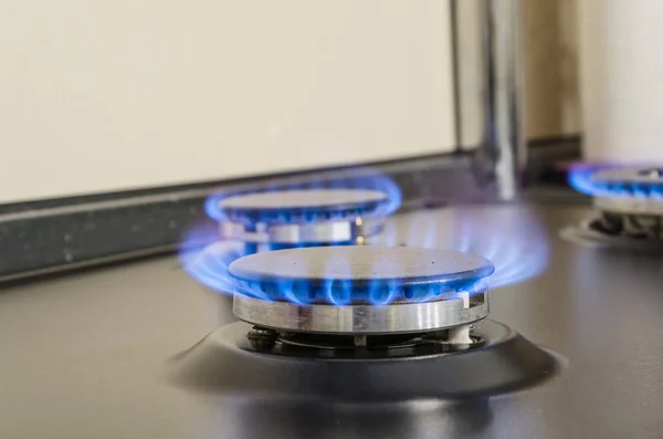 Gaz brülörlü yakma. Mavi alev alev kırmızı ile.