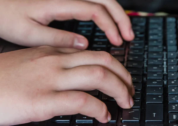 Nahaufnahme des Tippens weiblicher Hände auf der Tastatur — Stockfoto