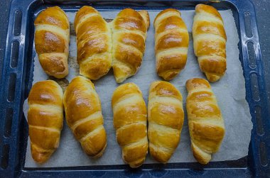 Sosis ile ev yapımı lezzetli çörekler.